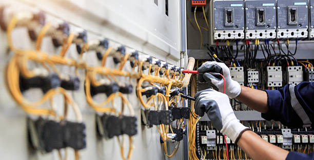 Professional Electrician technician working in Pontoon Beach, IL